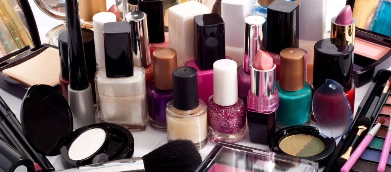 Μητέρα άφησε μόνα τα παιδιά της και κατέστρεψαν καλλυντικά αξίας εκατοντάδων δολαρίων (βίντεο)